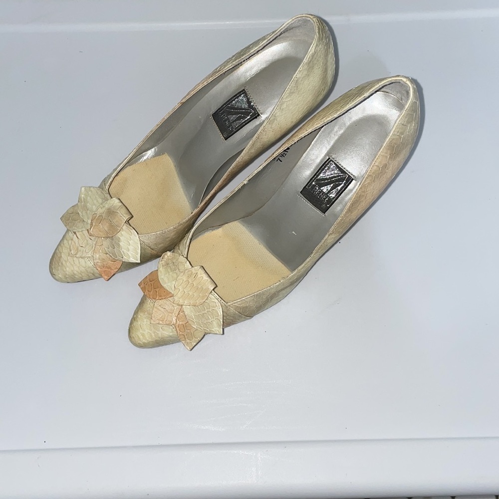 J. Renee Snake Leather 3”Heel with Petal Detail Vintage in good condition